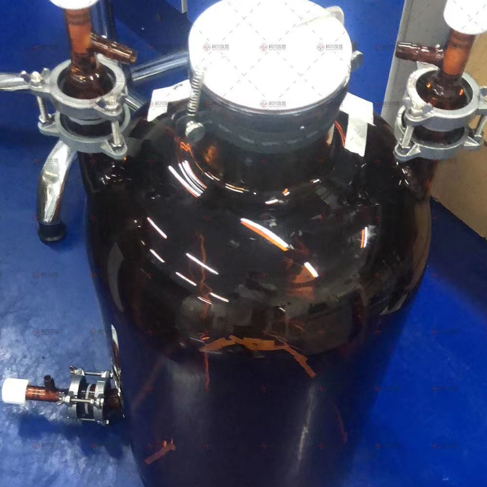 棕色雙層玻璃反應釜的作用是什么?
1-200H4110335T2.jpg
    棕色雙層玻璃反應釜顧名思義就是釜體呈棕色的高硼硅玻璃,其耐腐蝕性強。
    在設計上以及在造型的方面可以結合不同的特點。對于玻璃的厚度以及玻璃瓶的尺寸等等都有一定的要求。所以它的腐蝕性良好。能夠獲得的防火性能也是很強的。所以在挑選玻璃瓶的時候,可以根據它的使用的厚度,以及他的耐磨性等方面來結合。因此在設計上還會更加合理。我們可以根據它的整體功能和特點,來選擇不同的類型,還可以根據自己的需求來挑選不同的尺寸。
    為什么試驗要用棕色玻璃而不是黑色玻璃呢?
    黑色表示入射光完全被吸收而沒有反射光,因此黑色玻璃瓶就不透明了,使用棕色玻璃瓶的目的之一就是使用者在使用之前就可以觀察到瓶內所盛物質的狀態和多少,因此可以有準備的進行取用,避免可能出現的危險。一些見光敏感的物質對能量較高的光(波長較短),如藍色~紫色波段的光很敏感,而對能量低的紅色光并不敏感,也就是說,只要濾去可見光中的高能量波段的光就可以避免藥品見光分解了,并不是要濾去所有的可見光。 很多物質是見光易分解的物質,比如濃硝酸,碘化銀,溴化銀,氯化銀,等等。所以這類物質需用棕色玻璃瓶貯存,防止他們分解,而且還要放在陰涼背光出。 無色玻璃瓶的可以裝的物質就很多了,只要見光不分解,不與二氧化硅(玻璃的主要成分)反應就可以用無色的裝。(注意,氫氟酸用塑料瓶裝) 有些化學試劑屬于畏光物質,也就是見光分解,或者受熱易分解的藥品,并將瓶子置于陰涼處,一般將濃 、鹵化銀、氯水、溴水、碘水等存放于棕色瓶中。棕色瓶能吸收絕大多數可見光,可以將它用于保存畏光物質。并非大部分藥品都裝在棕色瓶里,只有AgBr,HNO3等見光易分解的藥品才儲存在棕色玻璃瓶內。我司可根據客戶實驗要求定制棕色雙層玻璃反應釜。
 棕色玻璃反應釜.jpg